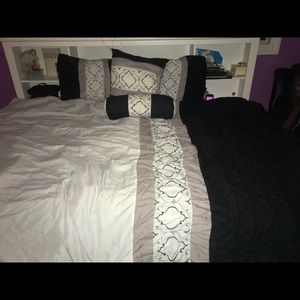 comforter with pillows